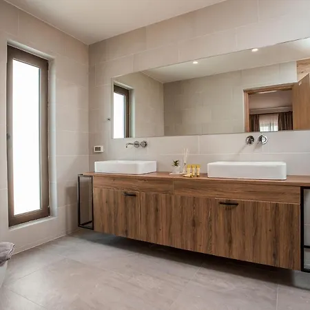 Βίλα Terra Pietra Luxury & Λάρδος